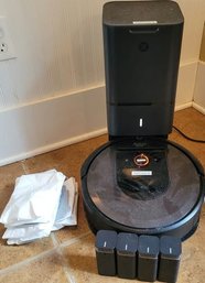 Roomba I7 With Extra Bags . Turns On. 1 Of 2