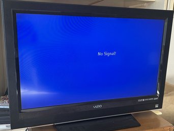 Vizio TV 31in (Tested And Working) No Remote, Model No. VO320E