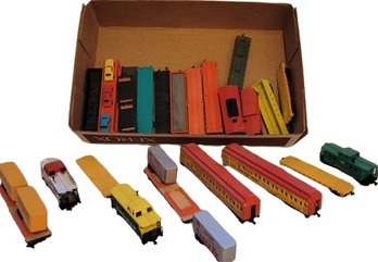 Large Collection Of Model Train Cars. 4'-9'