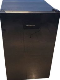 Hiesen RS44G1 Mini Fridge. Turns On. (21.5'x20.5'x32')