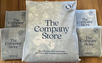 The Company Store Queen Comforter & 4 Standard Shams.