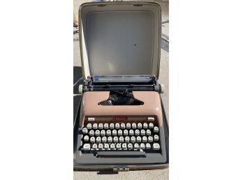 Vintage ROYAL Typewriter In Hard Carrying Case