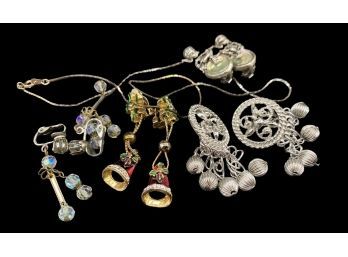 Nice Vintage Jewelry: 4 Pairs Of Clip On Earrings, Plus Necklace Chain