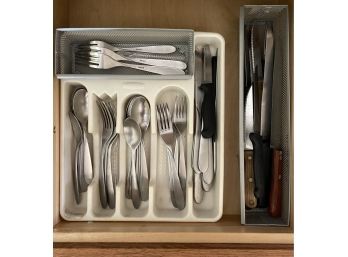 Entire Kitchen Drawer: ONEIDA Flatware Set, Plus Various Kitchen Knives. All Contents Included