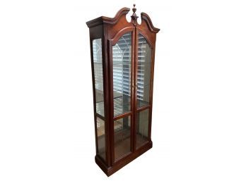 Beautiful Curio Cabinet With 4 Glass Shelves And Light In Working Condition