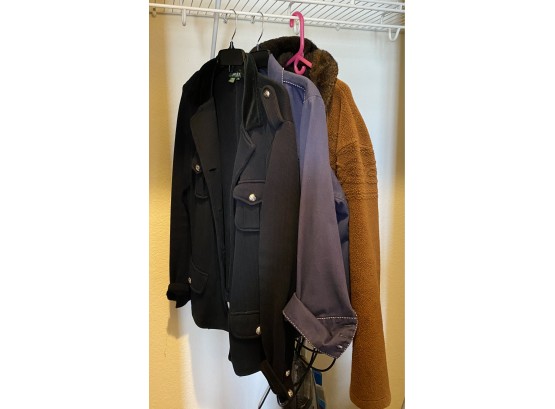 WOMENS COATS: Ranging From W18-XL. INCLUDES RALPH LAUREN, COLDWATER CREEK, & BARRAGE AUTHENTIC