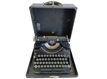 Underwood Portable Vintage Typewriter With Black Case