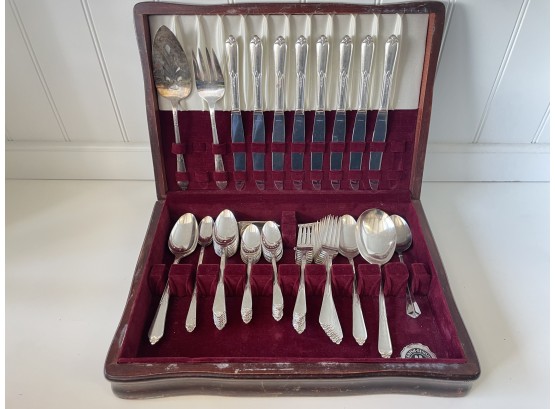 Beautiful Silver Plated, Silverware Set In A Tarnish Resisting Chest. Rogers & Bro IS Reinforced Plate