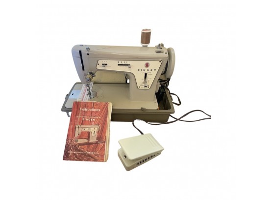 Singer Zig-zag Sewing Machine, Model 237. Extra Needles Includes