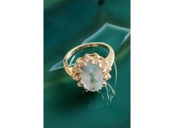 Classic 14K Gold Ring With Oval Stone. Size 5, Total Weight 3.71 Grams