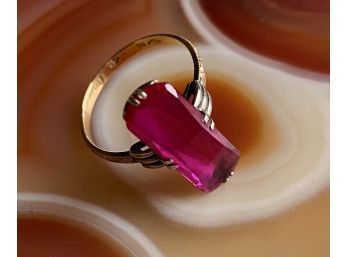 18K Gold Ring With Unique Pink Stone. Size 6.5, Total Weight 3.1 Grams