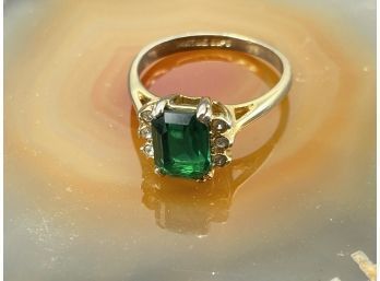 Stunning Green Gem Ring With 14K ESPO Gold Band. Weighs 2.29 Grams