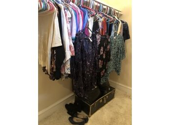 Womens Clothing Lot. Size 14p Pants, Medium To Large Tops. Brands Lauren Conrad, Blair, Coret, Faded Glory. R