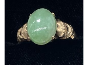 GOLD. Stunning 10-Karat Gold Ring With Lovely Green Stone. 2.96 Grams.