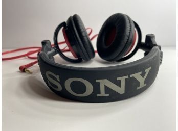 SONY Wired Headphones, MDR-V55. Untested.