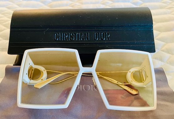 Christian Dior Sunglasses - 30Montaigne With Case