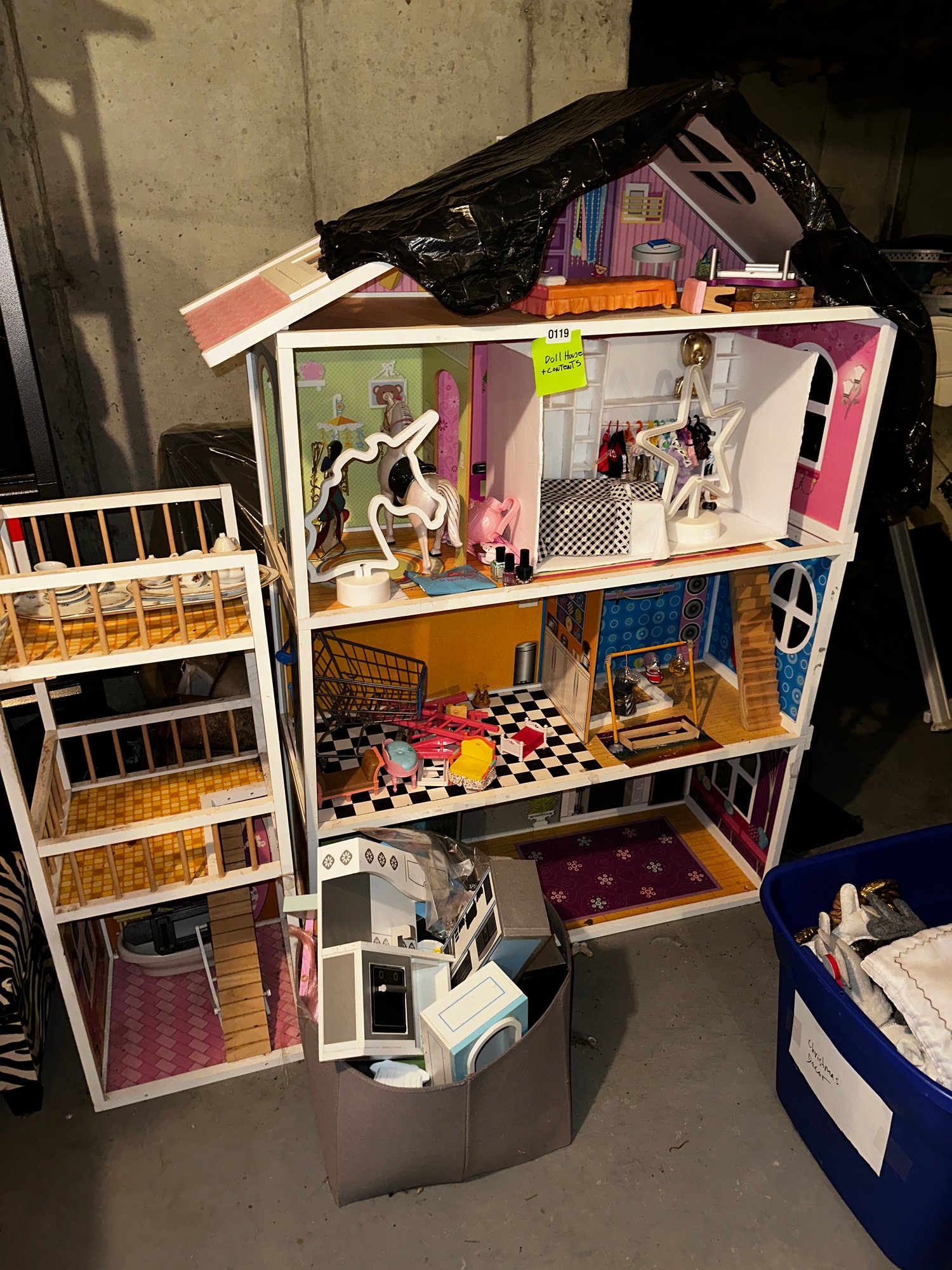 119 - LARGE DOLLHOUSE WITH ACCESSORIES #20242 | Auctionninja.com