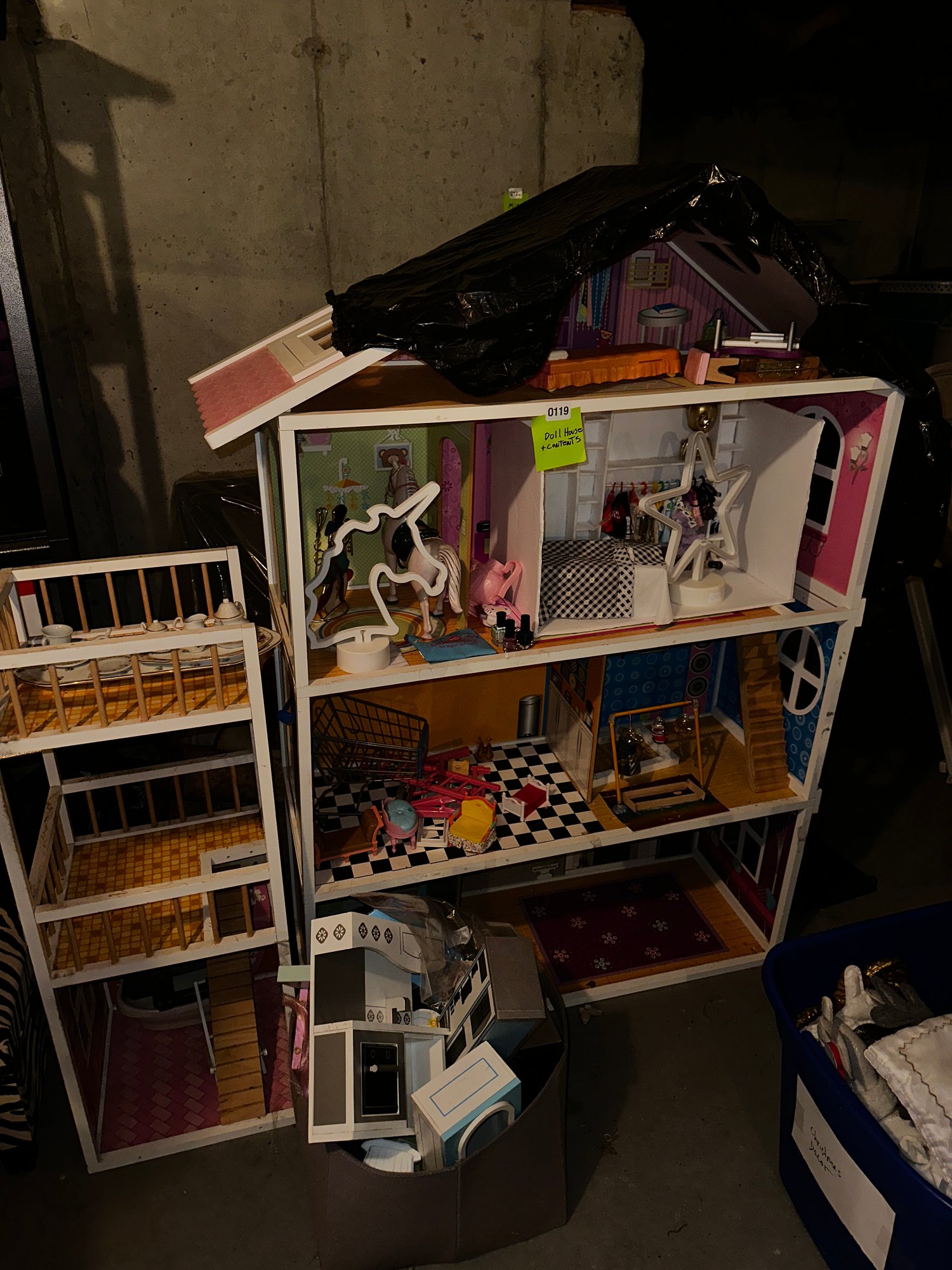 119 - LARGE DOLLHOUSE WITH ACCESSORIES #20242 | Auctionninja.com