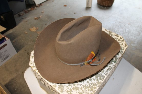 61   WOMANS COWBOT HAT / TEXAS LIKE NEW