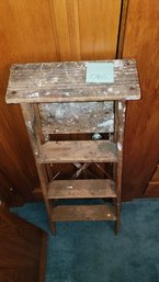 085 - Medium Wooden Ladder