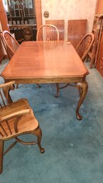 082- THOMASVILLE DINING ROOM TABLE WITH TWO LEAFS AND FOUR CHAIRS ( 68 BY 43 - EXTENDS 40 INCHES WITH LEAFS)