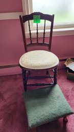 Lot 118 - VINTAGE CHAIR AND FOOT REST