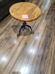 172 - SMALL ROUND ACCENT TABLE