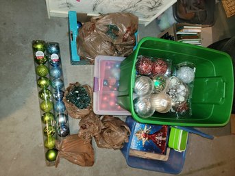 140 -CHRISTMAS DECOR LOT