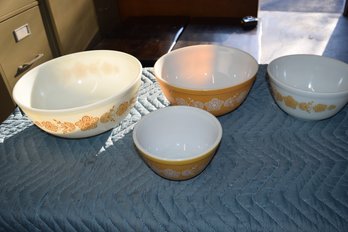 4   Set 4 Pyrex Nesting Bowls