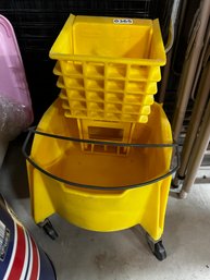 365 -  PRO GRADE WASH BUCKET W RINGER