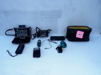 001 - LOT OF VINTAGE CAMERAS