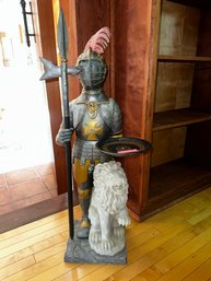 091 - KNIGHT ARMOR AND LION - VINTAGE STATUE WITH SERVING TRAY