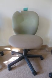 135 - OFFICE CHAIR