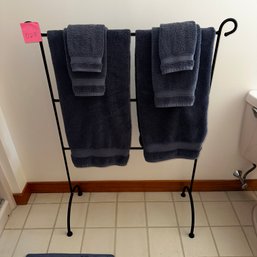 028 -LINEN RACK W TOWELS