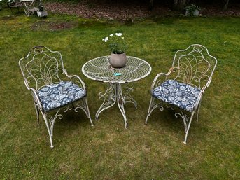 013 - GARDEN CHAIRS AND TABLE
