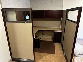 061 - DESK WITH CUBICAL