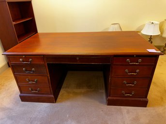 069 - NICE WOOD DESK