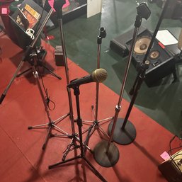 044 - MICS WITH STANDS