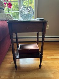 009 -  END TABLE WITH CRYSTAL BOWL