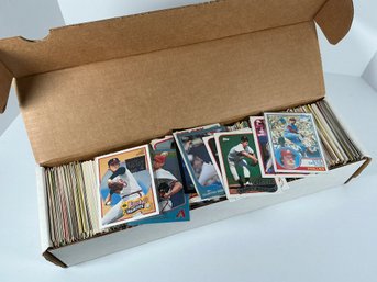 Box Lot 600 Baseball Cards - 80's-2000's (Lot 32)