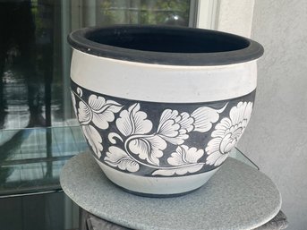 Black And White Pot P42