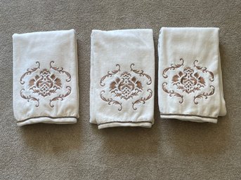Like New Set Of 3 Ivory Bath Towels W/ Gold Embroidery B114