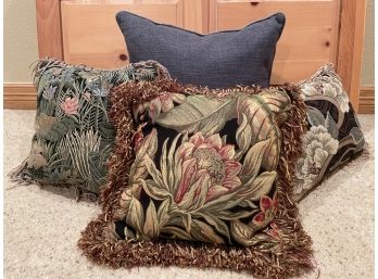 Lot Of 4 Decorative Pillows