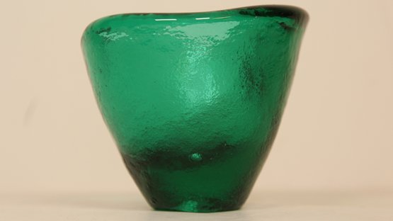 VINTAGE GREEN MID CENTURY MODERN HAND BLOWN GLASS VASE