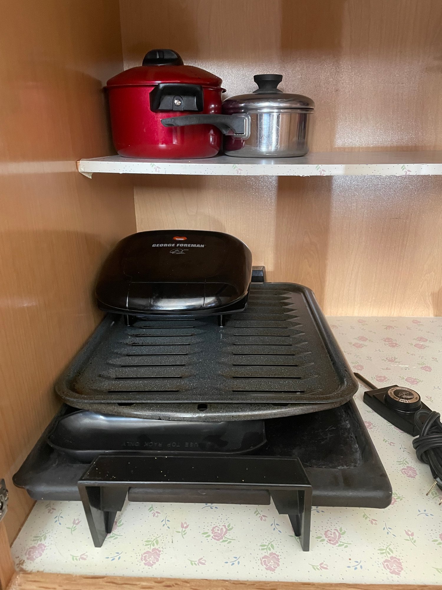 Assortment Of Electric Cooking Ware, Pan, And Pots 177585