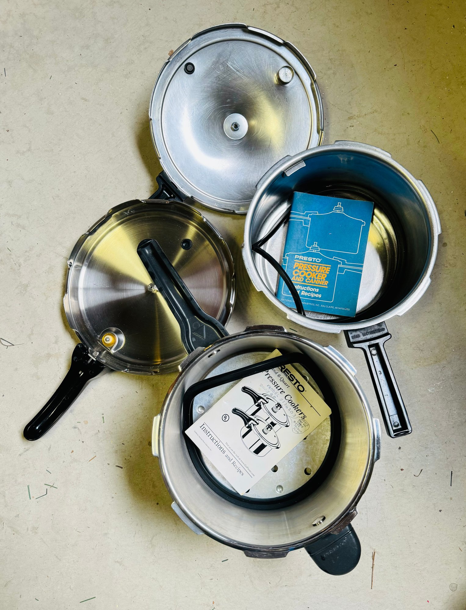 Two Presto Pressure Cookers With Manuals #174322 | Auctionninja.com