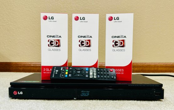 LG 3D Blu-Ray Disk / DVD Player Including LG Cinema 3D Glasses