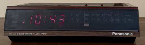 Vintage FM-AM 2-band Digital Clock Radio