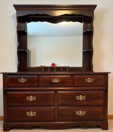 A Nice Broyhill Chest Of Drawers With Mirror