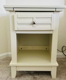 Small White Nightstand With Drawer